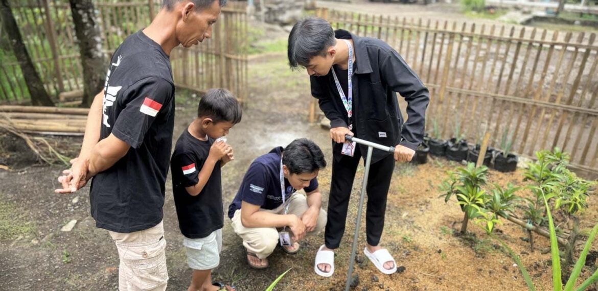 mahasiswa-ipb-university-ajak-warga-desa-hegarmanah-praktik-langsung-olah-sampah.jpg