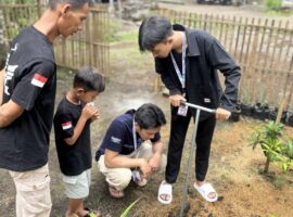 mahasiswa-ipb-university-ajak-warga-desa-hegarmanah-praktik-langsung-olah-sampah.jpg