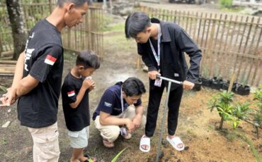 mahasiswa-ipb-university-ajak-warga-desa-hegarmanah-praktik-langsung-olah-sampah.jpg