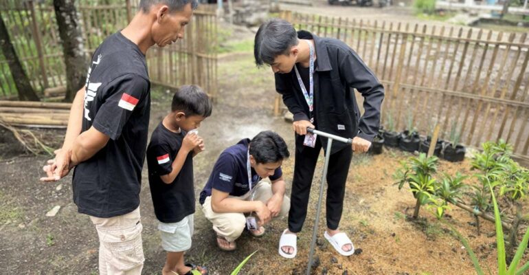 mahasiswa-ipb-university-ajak-warga-desa-hegarmanah-praktik-langsung-olah-sampah.jpg