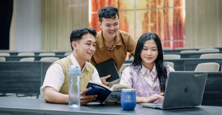 tracer-study-ungkap-lulusan-ipb-university-terserap-dunia-kerja-kurang-dari-empat-bulan.jpg (1)