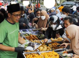 uniknya-fenomena-war-takjil-dr-tjahja-muhandri-muncul-makanan-langka-yang-tak-ada-di-hari-biasa-konsumen-berebut-kenangan.jpg