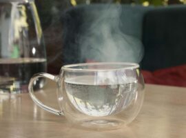 air-hangat-jadi-awal-berbuka-yang-ideal-guru-besar-fkgiz-ipb-university-ungkap-manfaatnya.jpg (1)