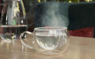 air-hangat-jadi-awal-berbuka-yang-ideal-guru-besar-fkgiz-ipb-university-ungkap-manfaatnya.jpg (1)