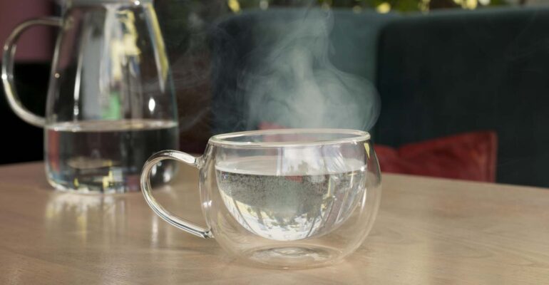 air-hangat-jadi-awal-berbuka-yang-ideal-guru-besar-fkgiz-ipb-university-ungkap-manfaatnya.jpg (1)