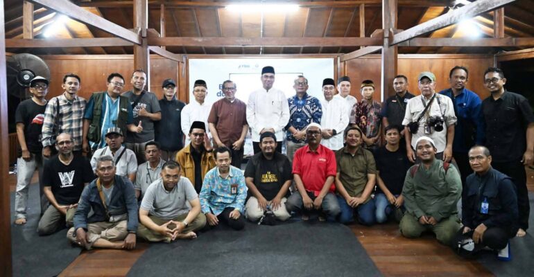 ipb-university-ajak-awak-media-buka-puasa-bersama-gelar-panen-anggur-perdana-dan-siapkan-beasiswa-s2-untuk-wartawan.jpg