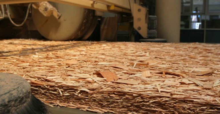 komposit-kayu-ramah-lingkungan-karya-inovator-ipb-university-tembus-117-inovasi-indonesia-2025.jpg (1)