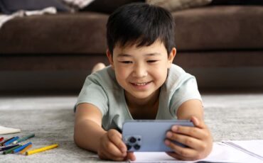 seberapa-efektif-peraturan-larangan-medsos-bagi-anak-.jpg (1)