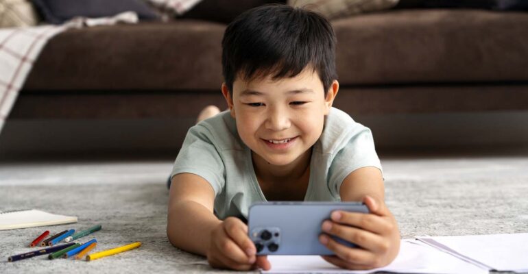 seberapa-efektif-peraturan-larangan-medsos-bagi-anak-.jpg (1)