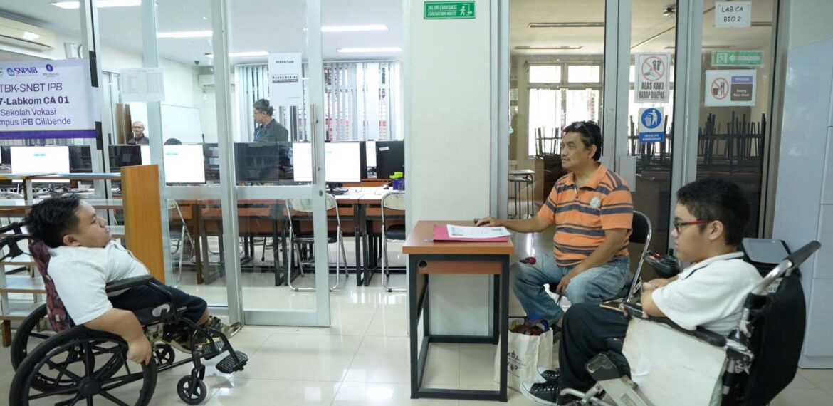 ikuti-utbk-di-ipb-university-dua-peserta-disabilitas-daksa-ini-optimis-lolos-snbt.jpg