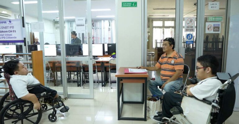 ikuti-utbk-di-ipb-university-dua-peserta-disabilitas-daksa-ini-optimis-lolos-snbt.jpg