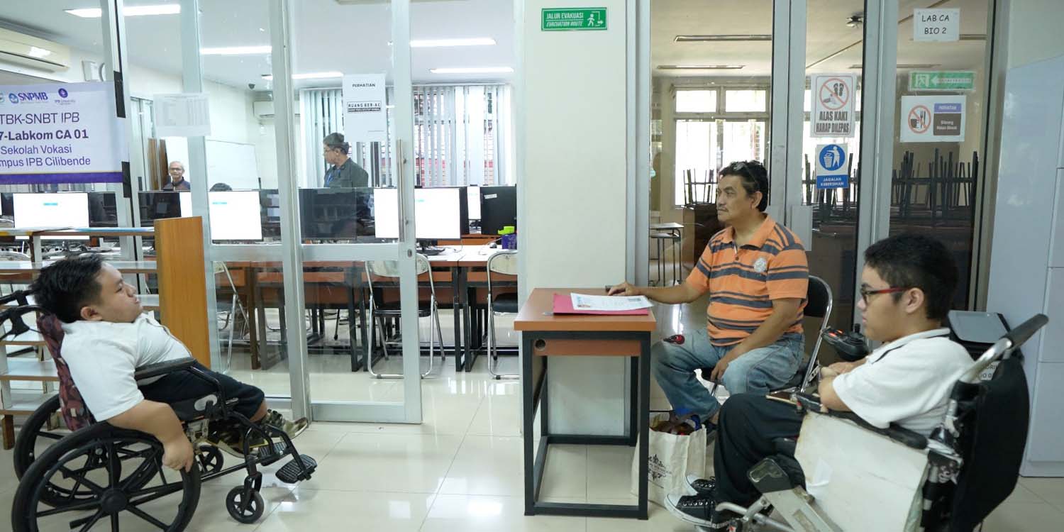 Ikuti UTBK di IPB University, Dua Peserta Disabilitas Daksa Ini Optimis Lolos SNBT