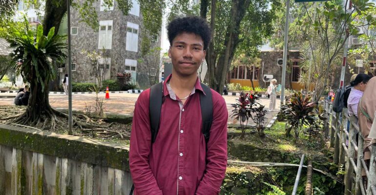 kisah-haru-di-balik-utbk-enam-tahun-tinggalkan-flores-yosef-kejar-mimpi-diterima-di-d4-akuntansi-ipb-university.jpg