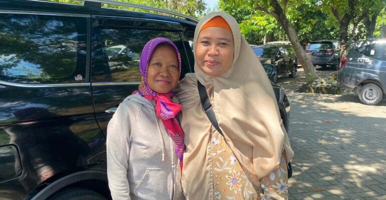 momen-utbk-di-ipb-university-dua-sosok-ibu-hebat-bertemu-saling-menguatkan-demi-masa-depan-anak.jpg