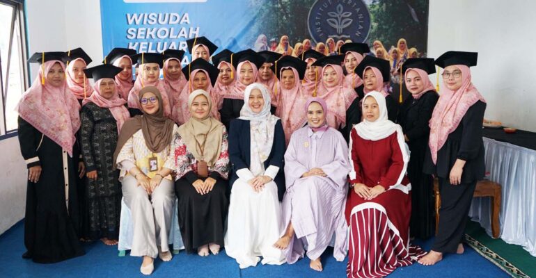 wisuda-sekolah-keluarga-berkualitas-2026-cetak-keluarga-tangguh-di-cianjur.jpg