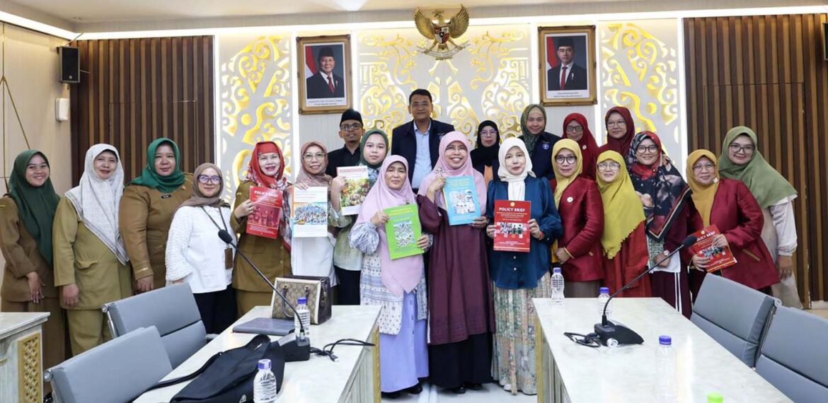 guru-besar-dan-mahasiswa-program-doktor-ipb-university-serahkan-6-policy-brief-perlindungan-keluarga-ke-komisi-v-dprd-jabar.jpg