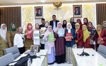 guru-besar-dan-mahasiswa-program-doktor-ipb-university-serahkan-6-policy-brief-perlindungan-keluarga-ke-komisi-v-dprd-jabar.jpg
