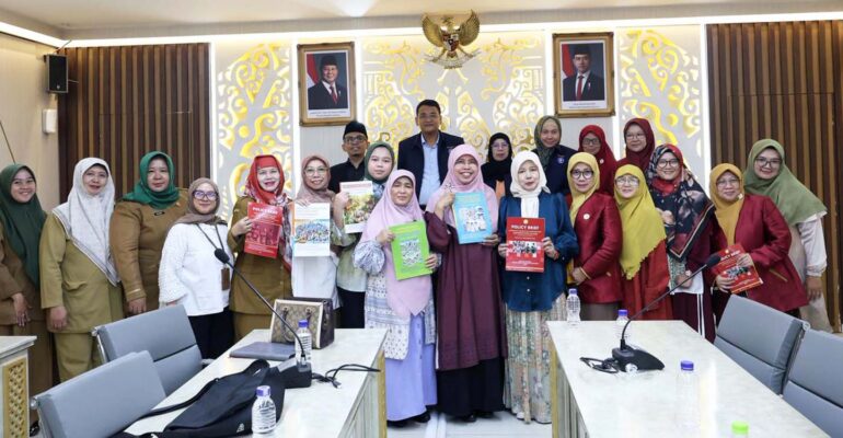 guru-besar-dan-mahasiswa-program-doktor-ipb-university-serahkan-6-policy-brief-perlindungan-keluarga-ke-komisi-v-dprd-jabar.jpg