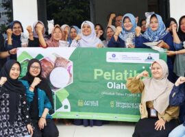 ipb-university-ajak-ibu-ibu-kwt-geulis-mengolah-talas-menjadi-stik-talas-beku.jpg