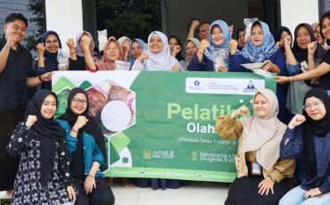 ipb-university-ajak-ibu-ibu-kwt-geulis-mengolah-talas-menjadi-stik-talas-beku.jpg