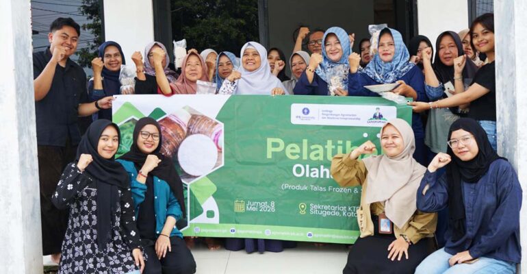 ipb-university-ajak-ibu-ibu-kwt-geulis-mengolah-talas-menjadi-stik-talas-beku.jpg