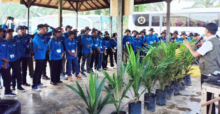 belajar-langsung-di-lapangan-106-pekebun-sawit-muara-enim-ikuti-pelatihan-berbasis-praktik.jpg
