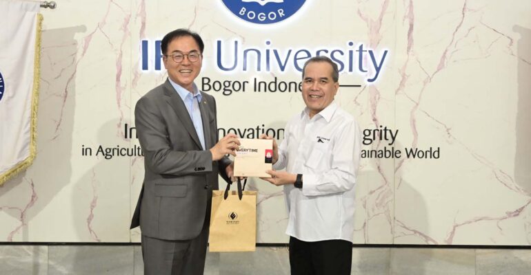 ipb-university-korea-selatan-siap-kembangkan-sistem-pengisian-motor-listrik-berbasis-agri-photovoltaic.jpg
