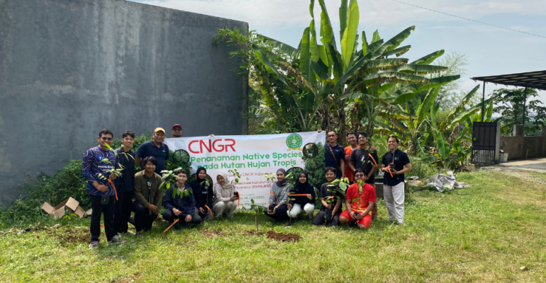mahasiswa-ipb-university-dorong-kepedulian-lingkungan-melalui-penanaman-bibit-pohon