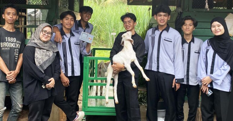mahasiswa-sekolah-vokasi-ipb-university-kembangkan-smart-squeeze-cage-kandang-jepit-pintar-berbasis-iot.jpg