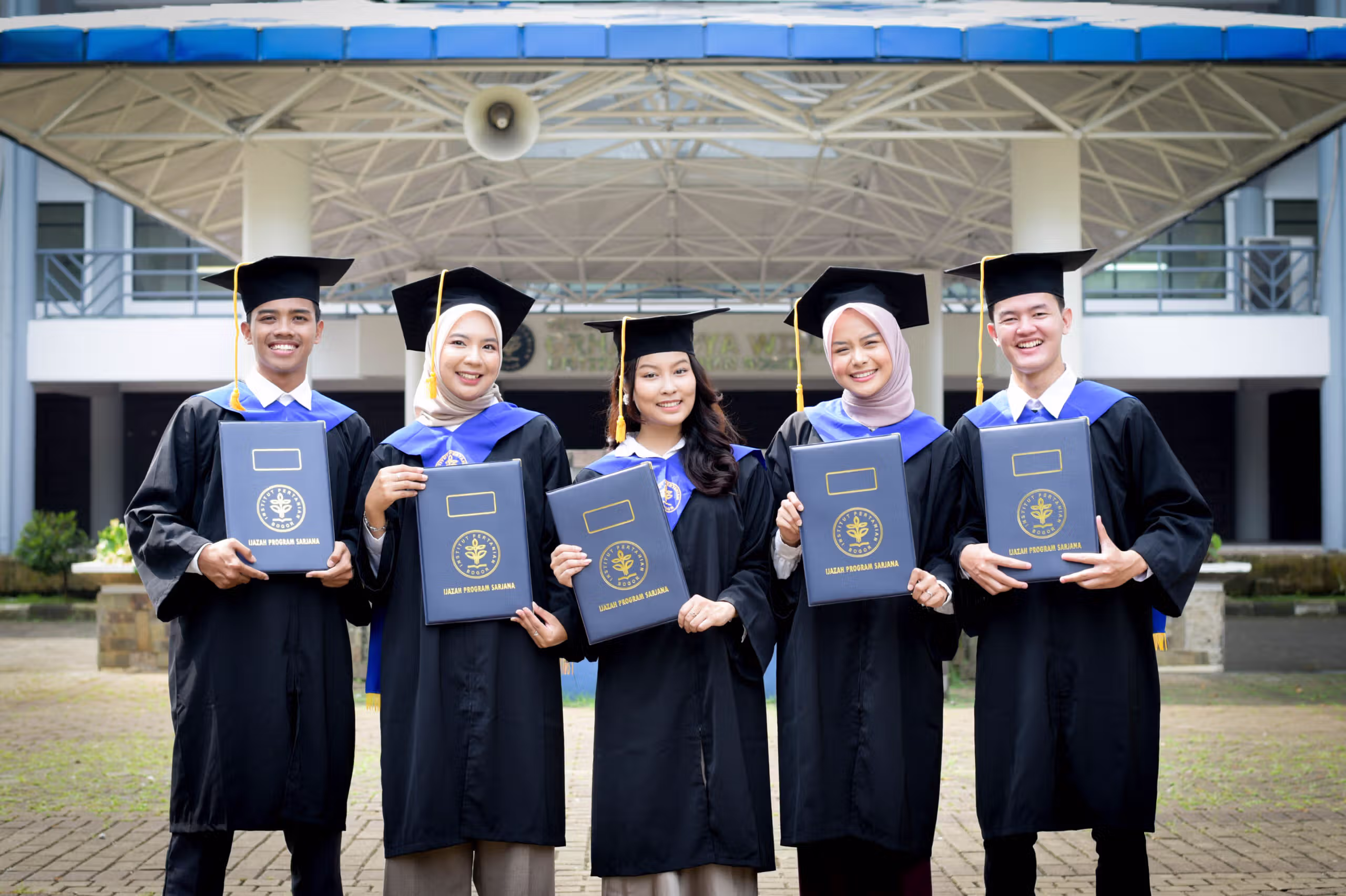 bg-wisuda-scaled