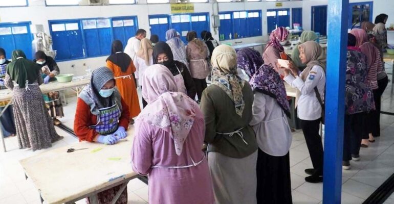 guru-besar-ipb-university-hilirisasi-riset-kolagen-halal-dari-kulit-ikan-ke-masyarakat-di-tegal.jpg