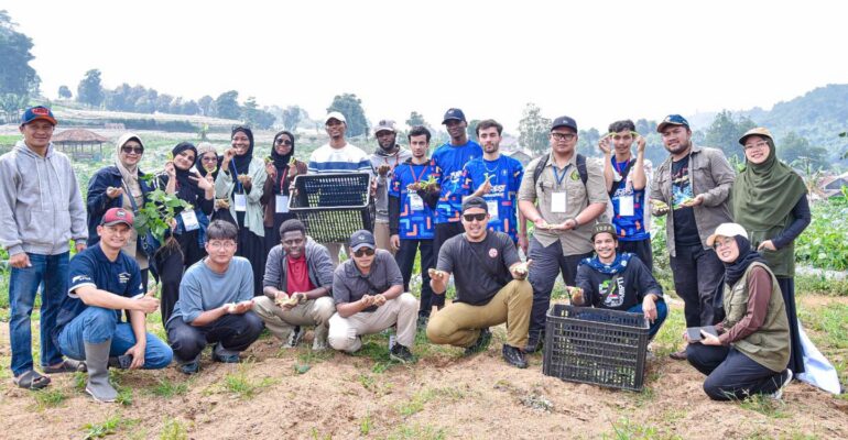 peserta-ovoc-international-ipb-university-pelajari-model-pemberdayaan-masyarakat-di-bandung-barat.jpg