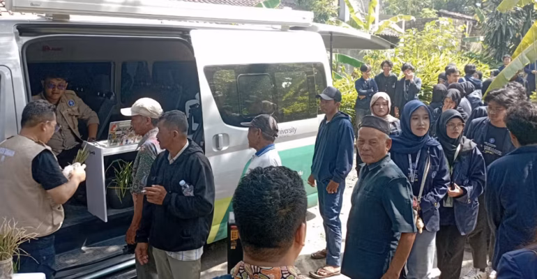 bawa-laboratorium-ke-sawah-ipb-university-safari-perdana-mobil-klinik-tanaman