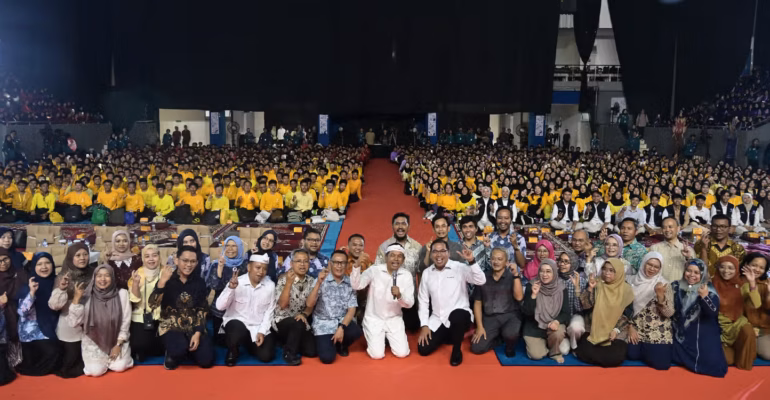 hadiri-mpkmb-63-sekolah-vokasi-gubernur-jawa-barat-ajak-mahasiswa-baru-berani-keluar-dari-zona-nyaman