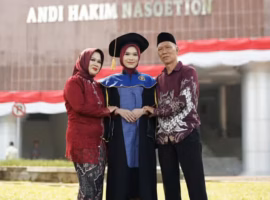 ngatino-pegawai-toko-material-lulusan-sd-antarkan-anak-jadi-lulusan-terbaik-ipb-university