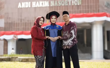 ngatino-pegawai-toko-material-lulusan-sd-antarkan-anak-jadi-lulusan-terbaik-ipb-university