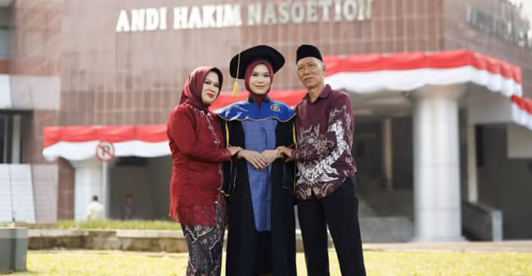 ngatino-pegawai-toko-material-lulusan-sd-antarkan-anak-jadi-lulusan-terbaik-ipb-university