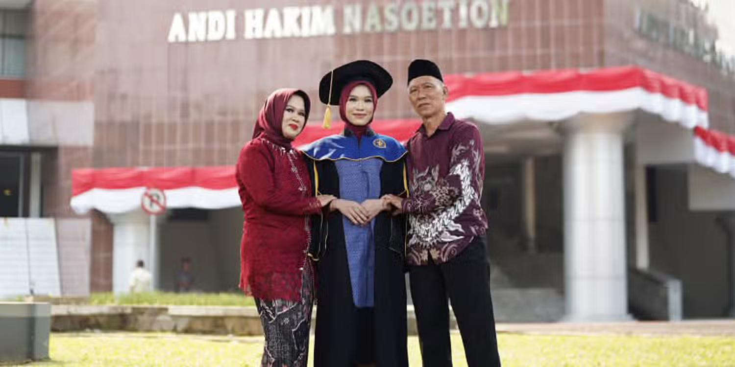 Ngatino, Pegawai Toko Material Lulusan SD Antarkan Anak Jadi Lulusan Terbaik IPB University