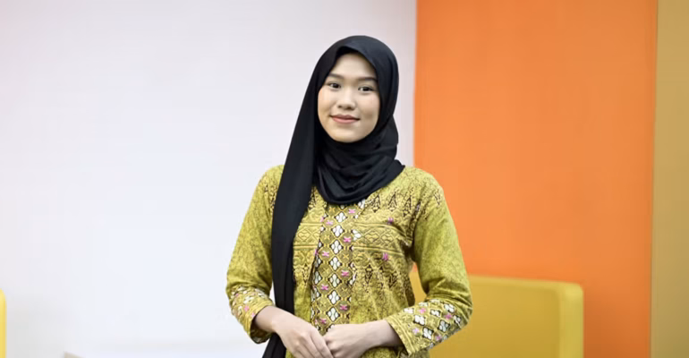 ngatino-pegawai-toko-material-lulusan-sd-antarkan-anak-jadi-lulusan-terbaik-ipb-university
