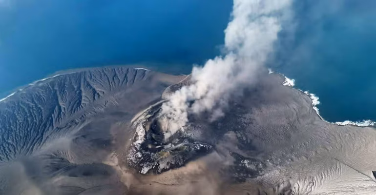 apakah-abu-vulkanik-anak-krakatau-cemari-perairan-laut-simak-jawaban-pakar-kelautan-ipb-university