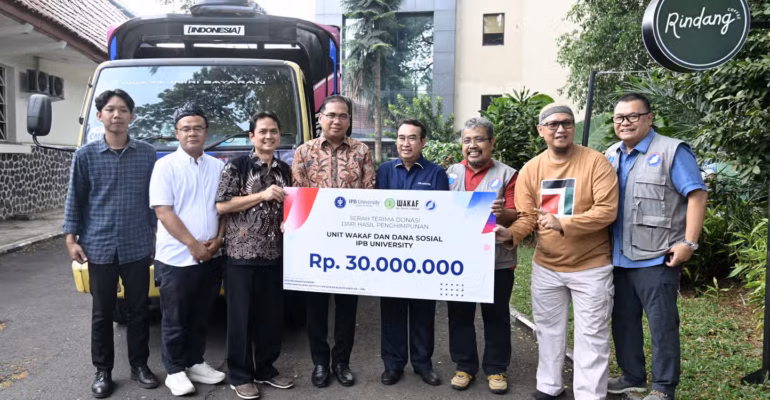 ipb-university-salurkan-1-27-ton-bantuan-untuk-korban-bencana-di-ntt