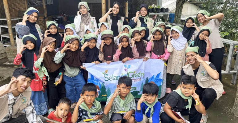 kknt-ipb-hadirkan-selangit-green-school-tanam-harapan-tumbuhkan-generasi-peduli-lingkungan-di-desa-cibunian