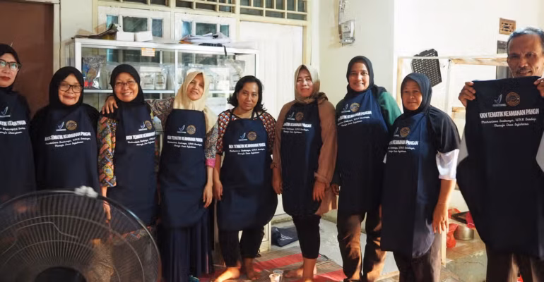 kolaborasi-dengan-bpom-ri-tim-kknt-keamanan-pangan-ipb-dampingi-umkm-raih-izin-pirt-dan-nib