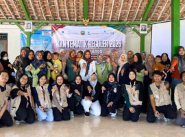 mahasiswa-kknt-ipb-university-kenalkan-sigap-aws-dan-gesit-tani-kepada-ibu-pkk-desa-gempolrejo