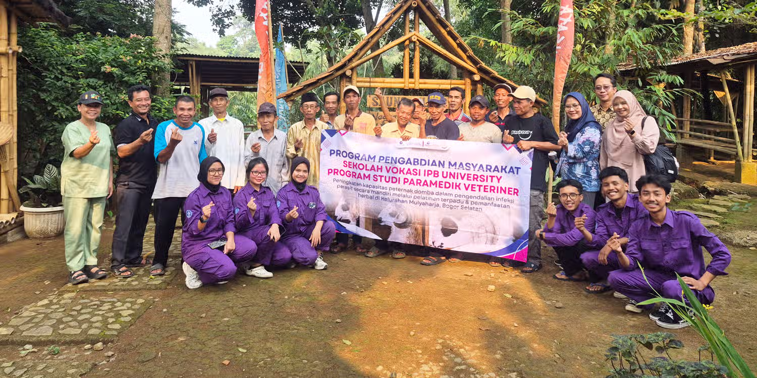 Prodi Paramedik Veteriner IPB University Dampingi Peternak Mulyaharja Kenali Domba Sehat dan Sakit