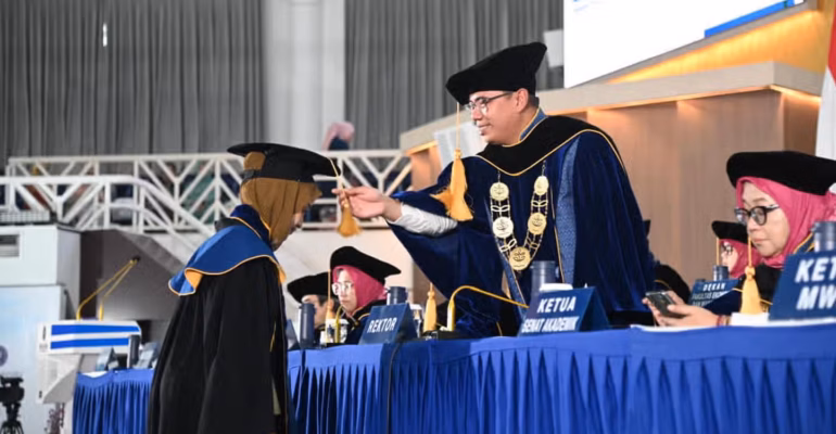 ipb-university-wisuda-1300-lulusan-vokasi-rektor-tekankan-nilai-humanis-dan-inovasi-di-era-ai