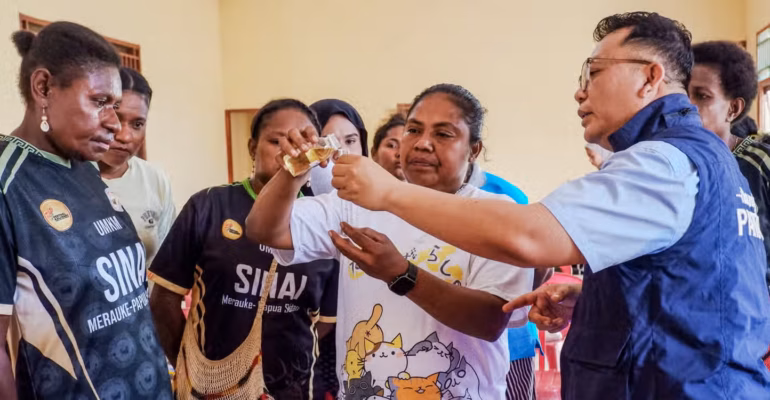vco-tak-lagi-dijual-apa-adanya-tep-ipb-university-ajak-pelaku-umkm-merauke-olah-jadi-minyak-urut-khas-papua